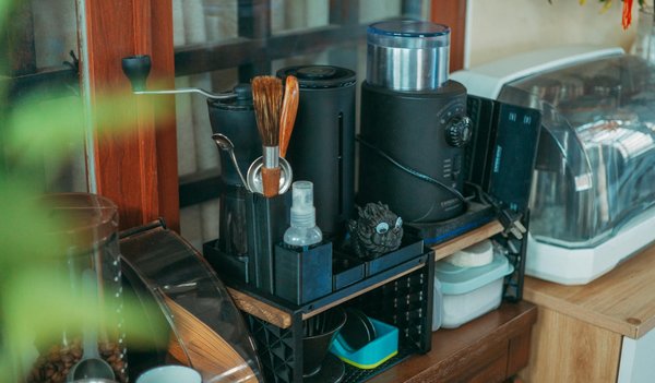 Les avantages de choisir une table ronde noire en bois pour votre salle à manger