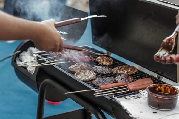 Le barbecue demi tonneau : l'art de la grillade en plein air