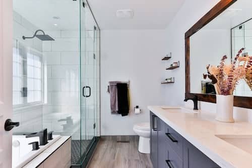 Quelle couleur choisir pour une petite salle de bains ?