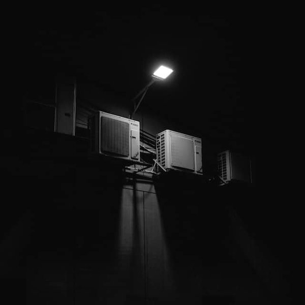 Quelles sont les étapes pour installer un éclairage extérieur avec panneaux solaires et détecteur de présence ?