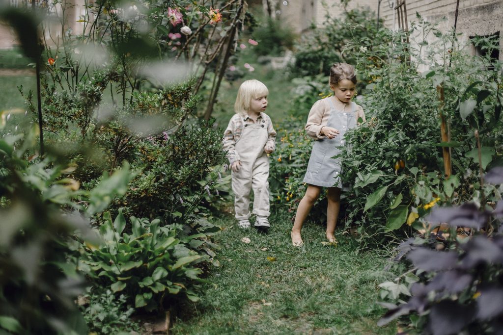 enfant au jardin