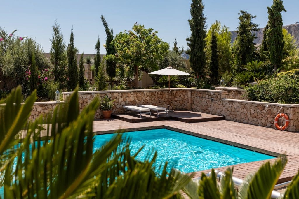 piscine dans le jardin