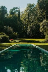 piscine dans le jardin